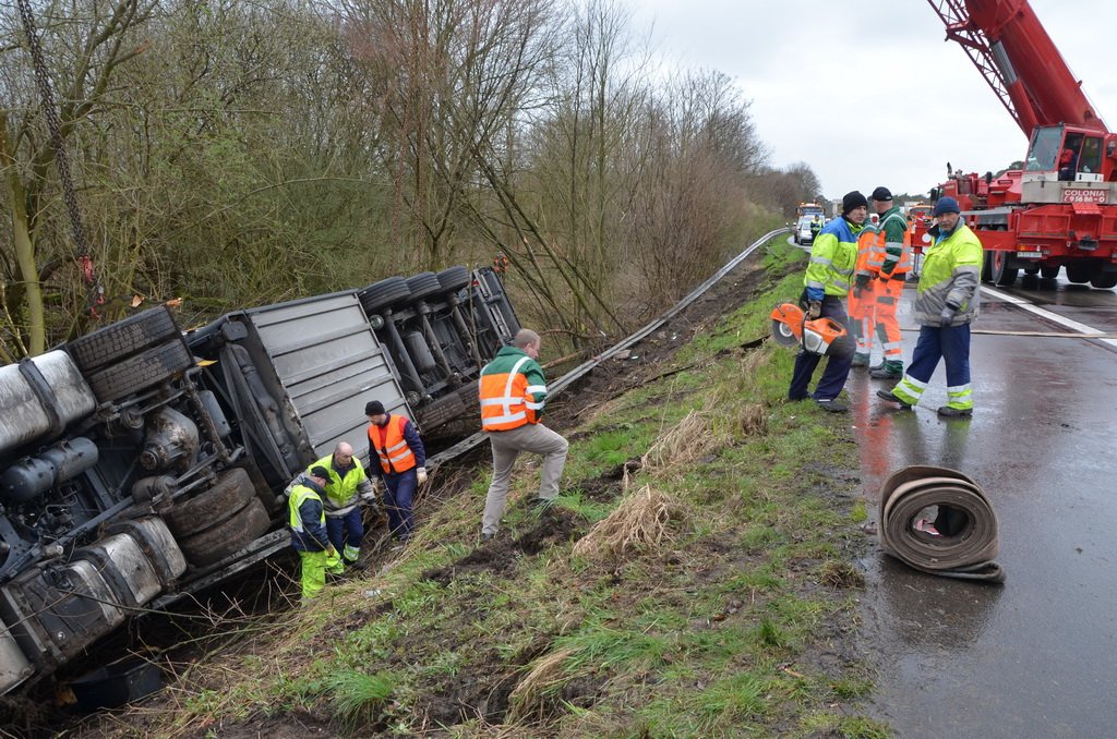 VU LKW umgestuerzt A 3 Rich Frankfurt AS Koenigsforst P289.JPG - Miklos Laubert